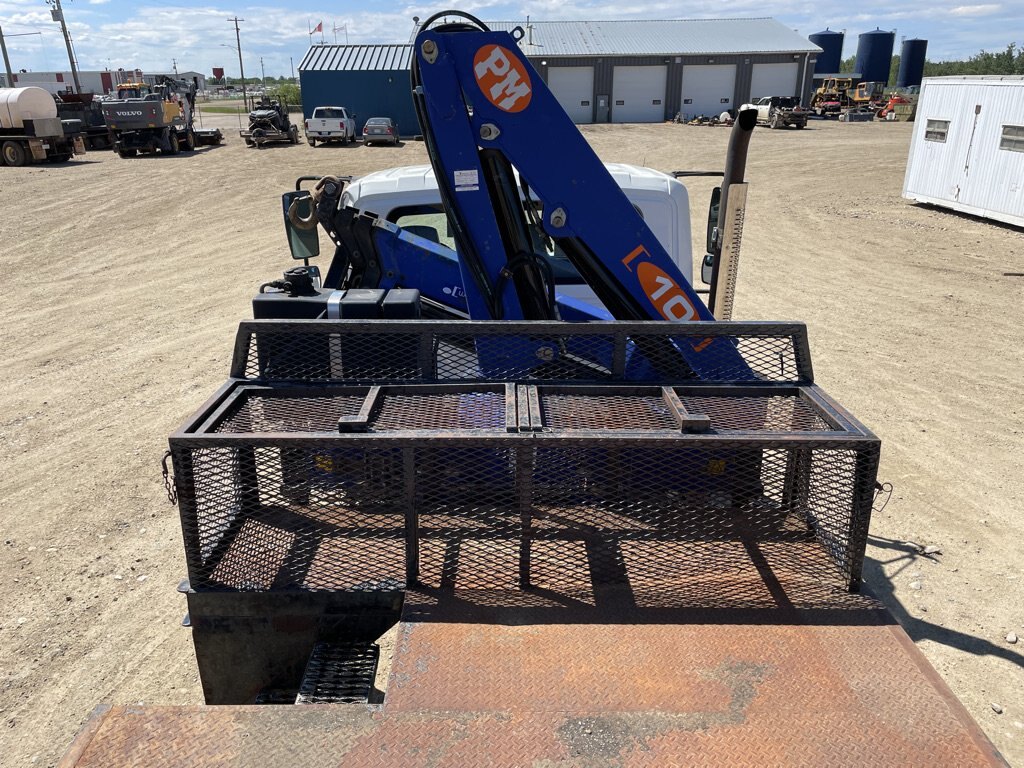 2002 International 4300 S/A Knuckle Picker Flatbed Truck