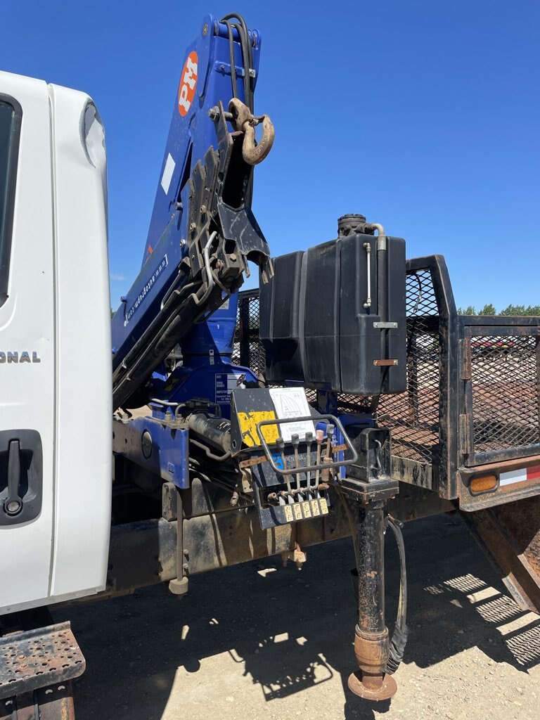 2002 International 4300 S/A Knuckle Picker Flatbed Truck