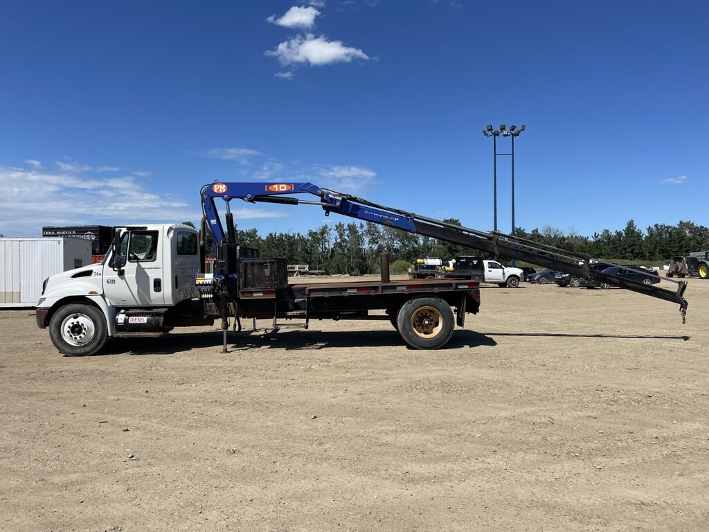 2002 International 4300 S/A Knuckle Picker Flatbed Truck