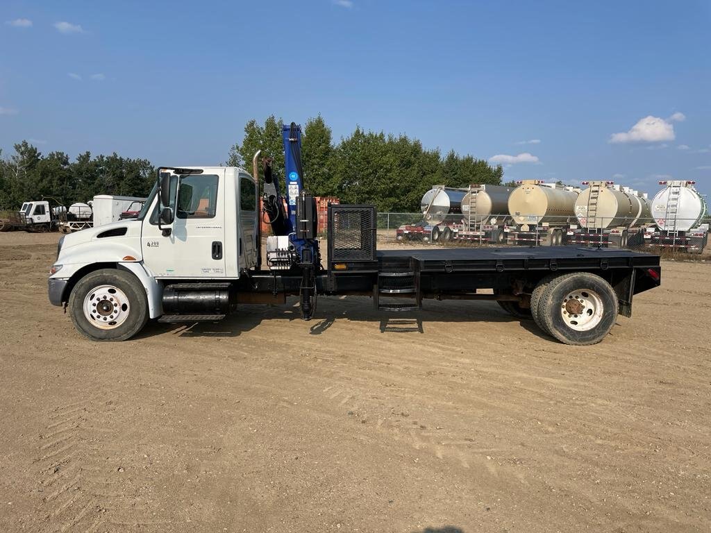 2002 INTERNATIONAL 4300 S/A KNUCKLE PICKER BOOM FLATBED TRUCK