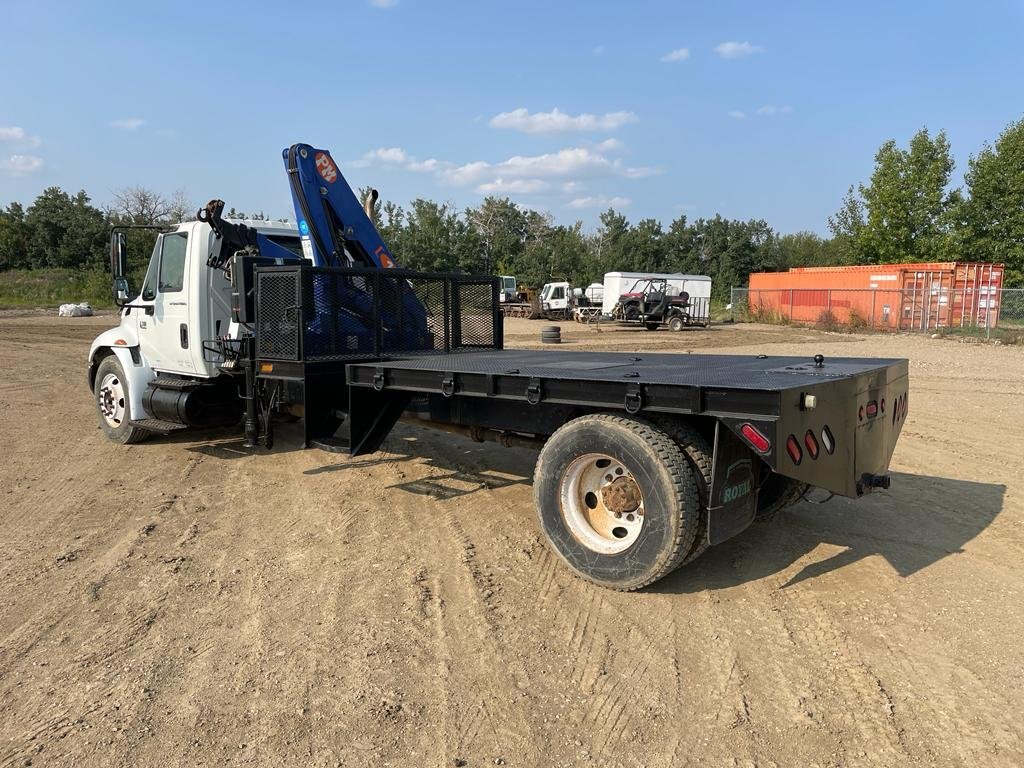 2002 INTERNATIONAL 4300 S/A KNUCKLE PICKER BOOM FLATBED TRUCK