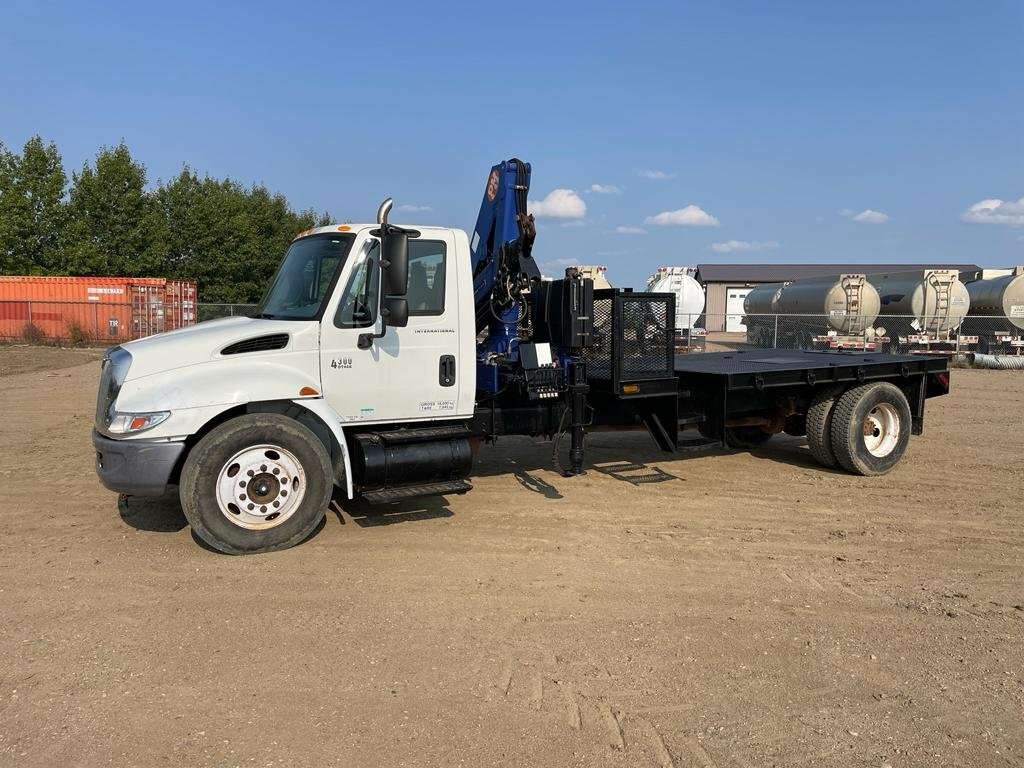 2002 INTERNATIONAL 4300 S/A KNUCKLE PICKER BOOM FLATBED TRUCK