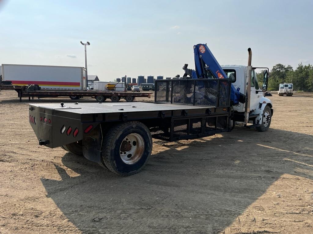 2002 INTERNATIONAL 4300 S/A KNUCKLE PICKER BOOM FLATBED TRUCK