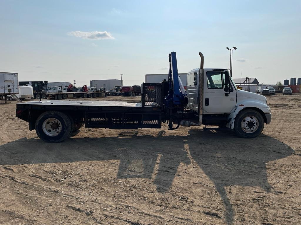 2002 INTERNATIONAL 4300 S/A KNUCKLE PICKER BOOM FLATBED TRUCK