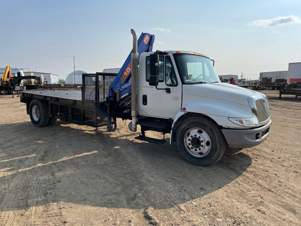 2002 INTERNATIONAL 4300 S/A KNUCKLE PICKER BOOM FLATBED TRUCK