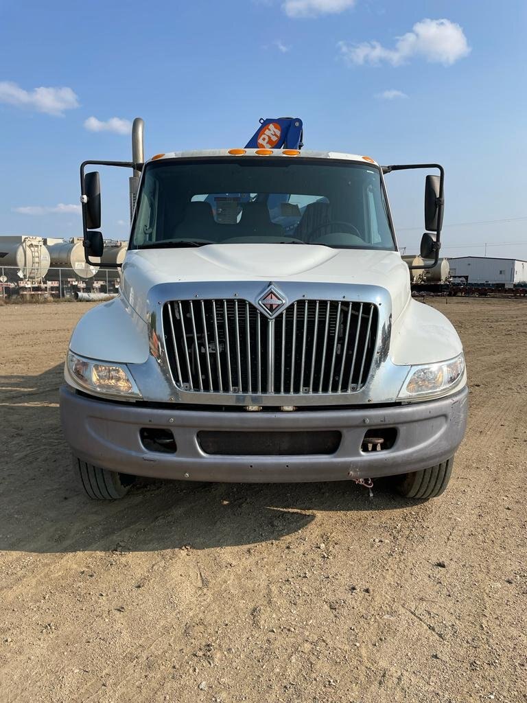 2002 INTERNATIONAL 4300 S/A KNUCKLE PICKER BOOM FLATBED TRUCK