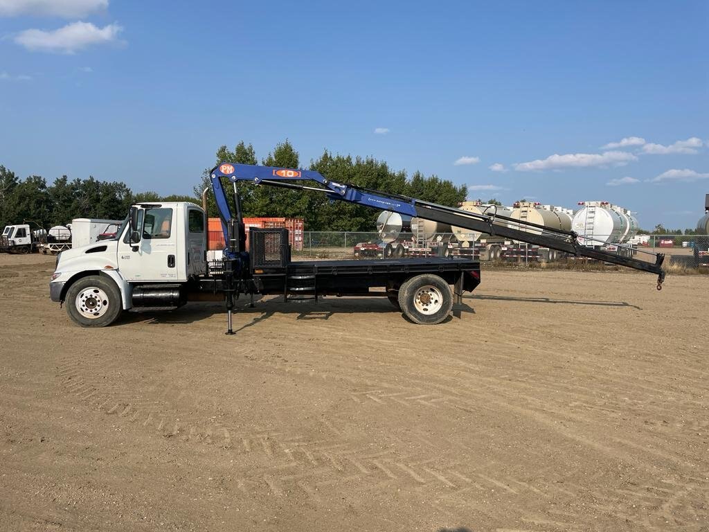 2002 INTERNATIONAL 4300 S/A KNUCKLE PICKER BOOM FLATBED TRUCK