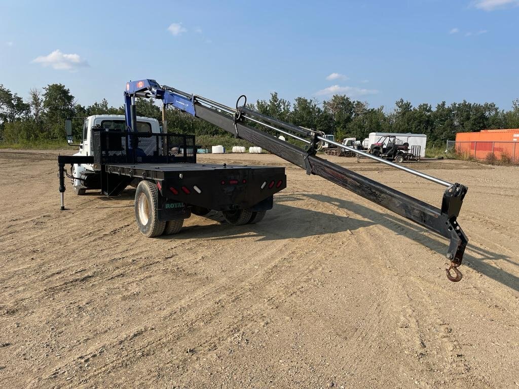 2002 INTERNATIONAL 4300 S/A KNUCKLE PICKER BOOM FLATBED TRUCK