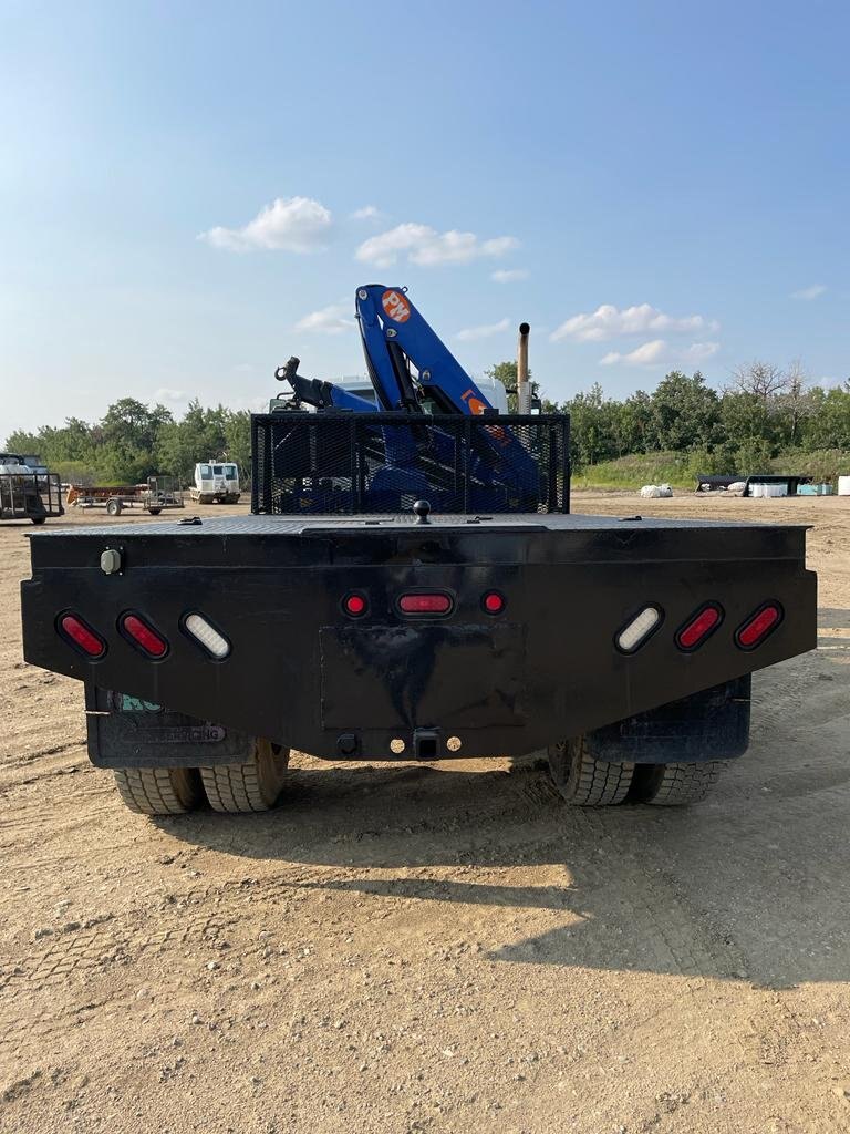 2002 INTERNATIONAL 4300 S/A KNUCKLE PICKER BOOM FLATBED TRUCK