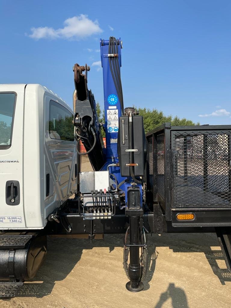 2002 INTERNATIONAL 4300 S/A KNUCKLE PICKER BOOM FLATBED TRUCK