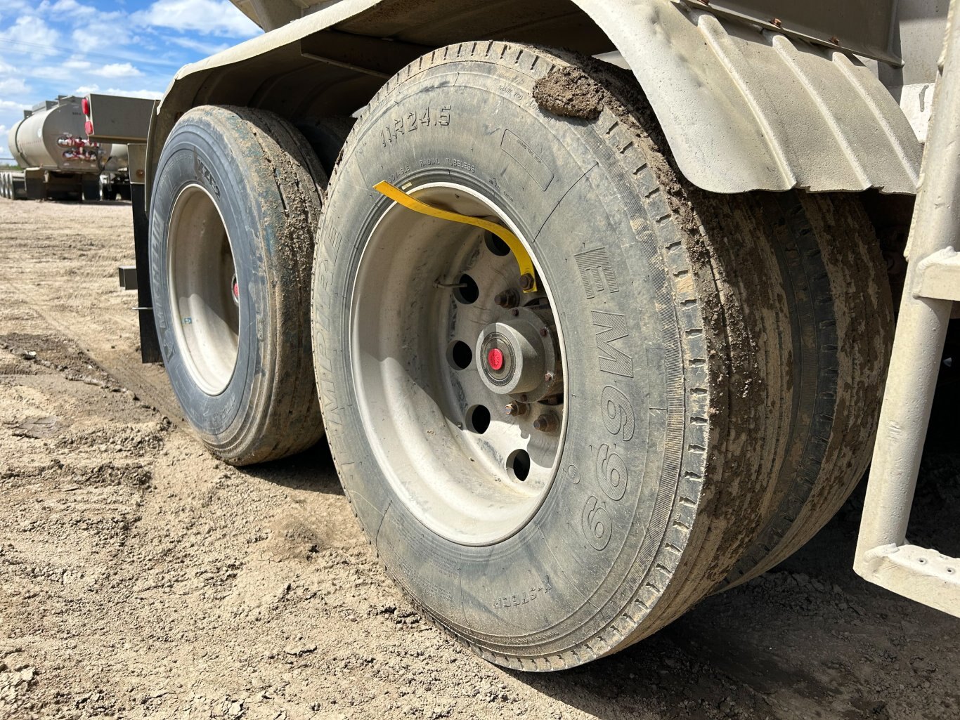 2009 Brenner TC 407 Aluminum Super B Tank Trailers