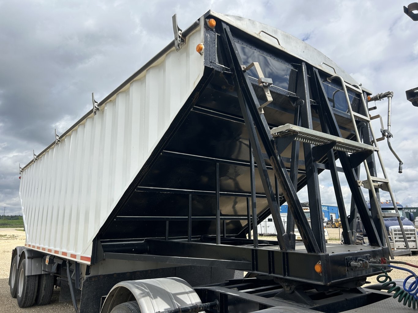 2009 Lode King Steel Super B Grain Trailer