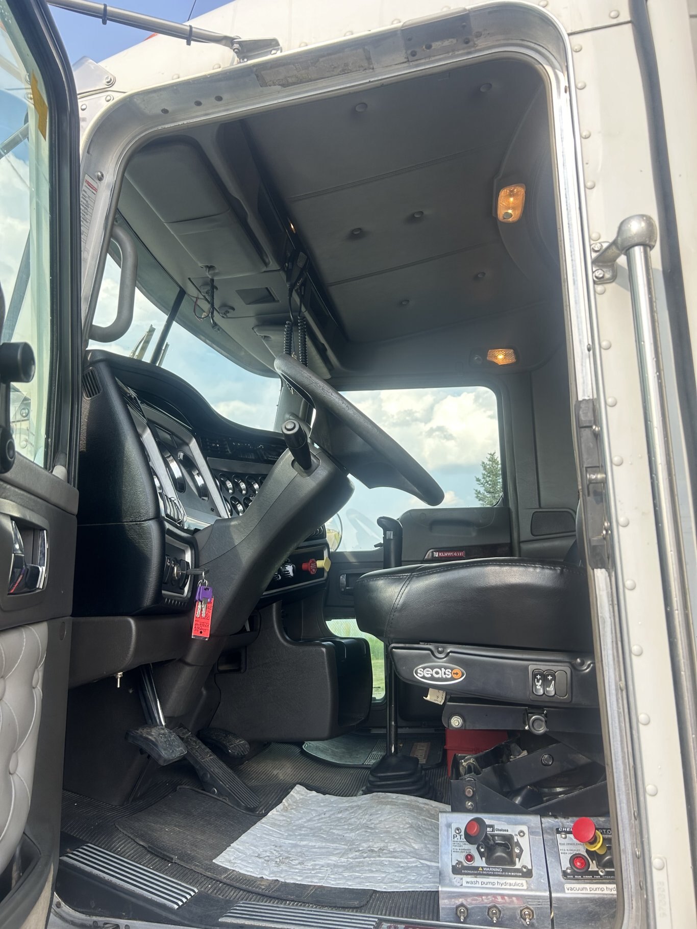 2014 Kenworth T800 Tridrive Combo Vac