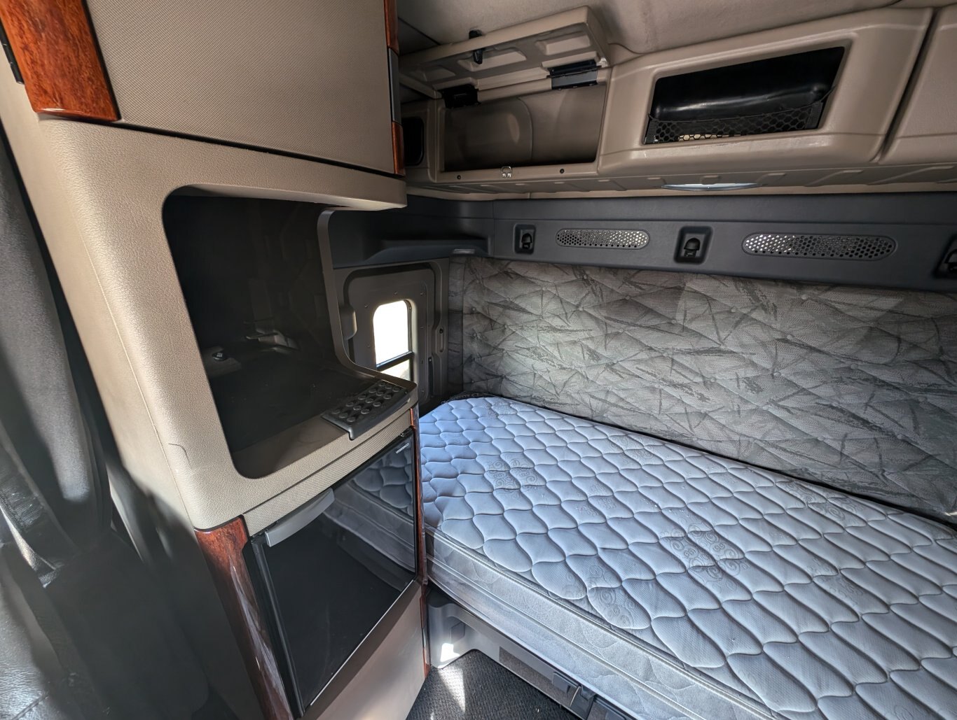 2017 Freightliner Cascadia 125 T/A Sleeper Truck Tractor