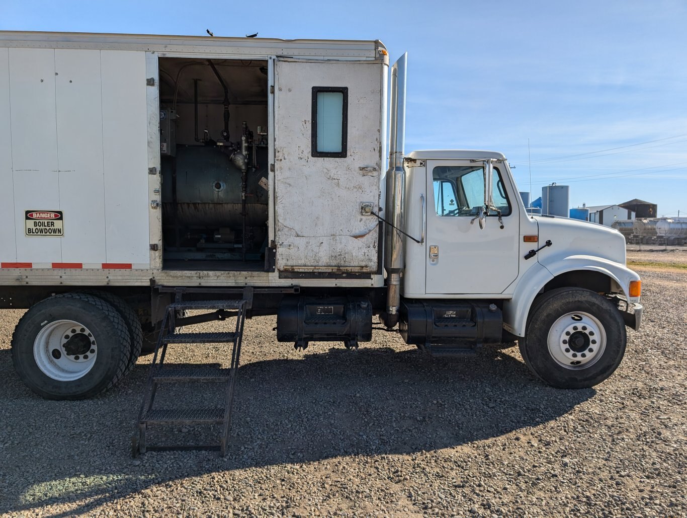 2001 International 4700 S/A Boiler/Steam Truck