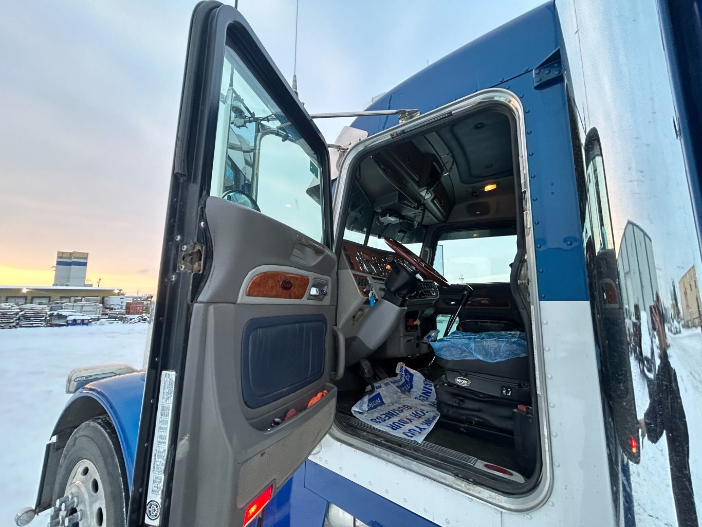 2009 Peterbilt 389 Tandem Truck w/ Fluid pump