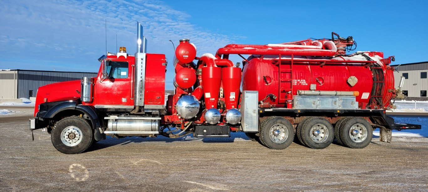 2007 Western Star 4900SA Tridrive Customvac Hydrovac W/ Coded Tank