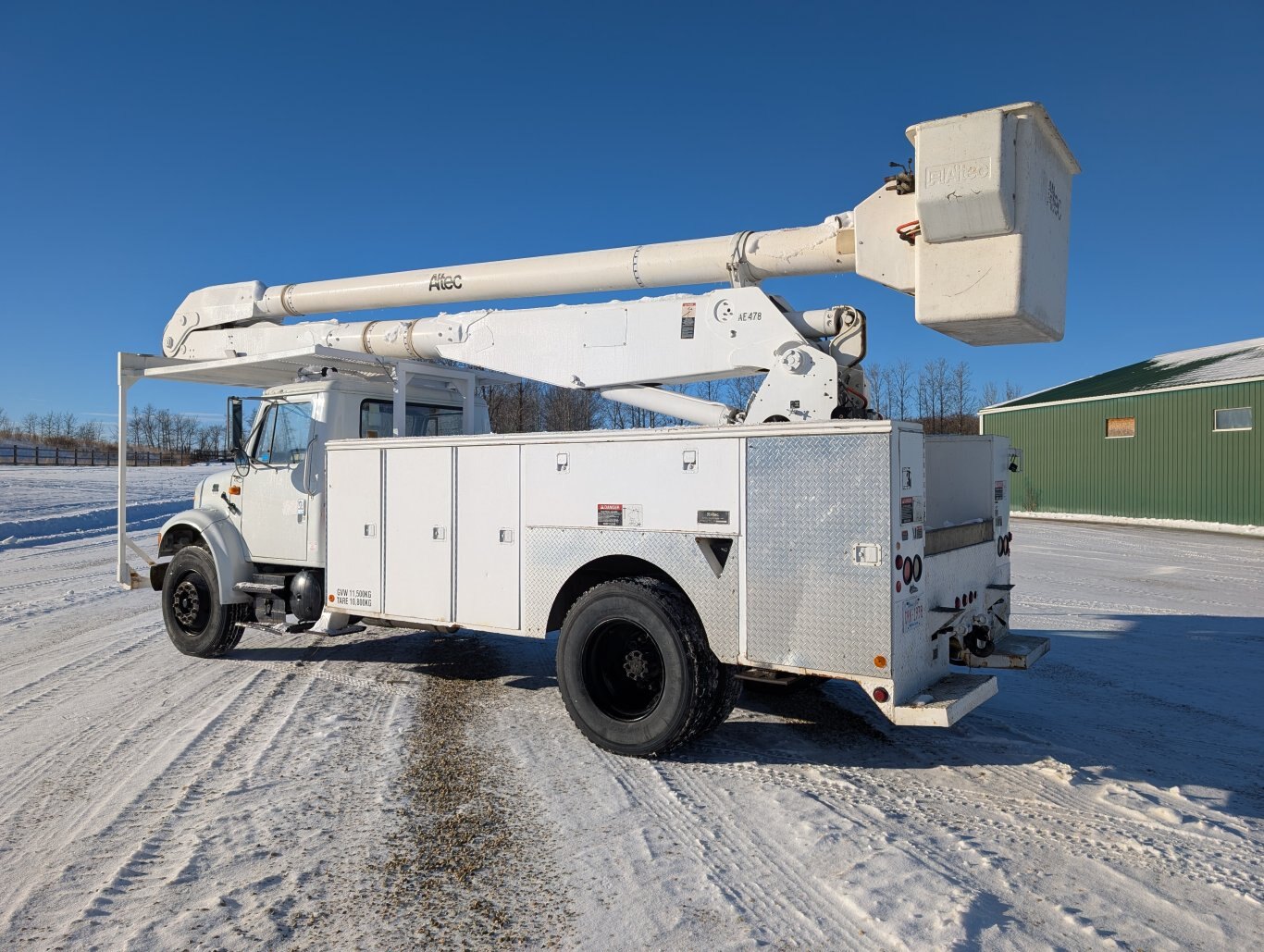 2001 International S/A Bucket Truck