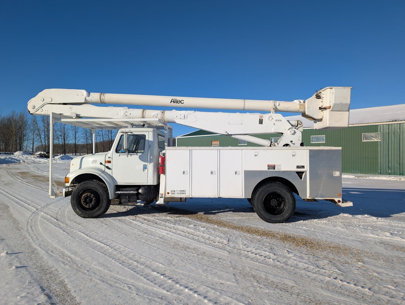 2001 International S/A Bucket Truck