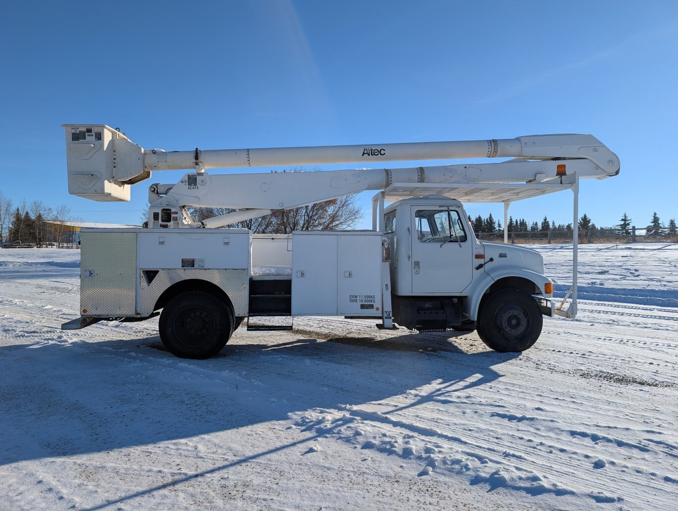 2001 International S/A Bucket Truck