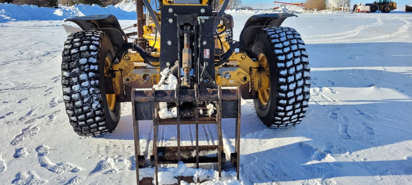 2013 Volvo G976 AWD Grader w/ Wing