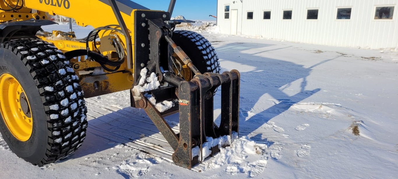 2013 Volvo G976 AWD Grader w/ Wing