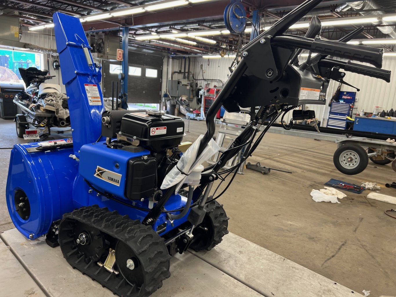 Souffleuse Yamaha YT624 2024 Bleu à Chenilles 6HP 24 pouces de large Durabilité & Fiabilité Assuré!