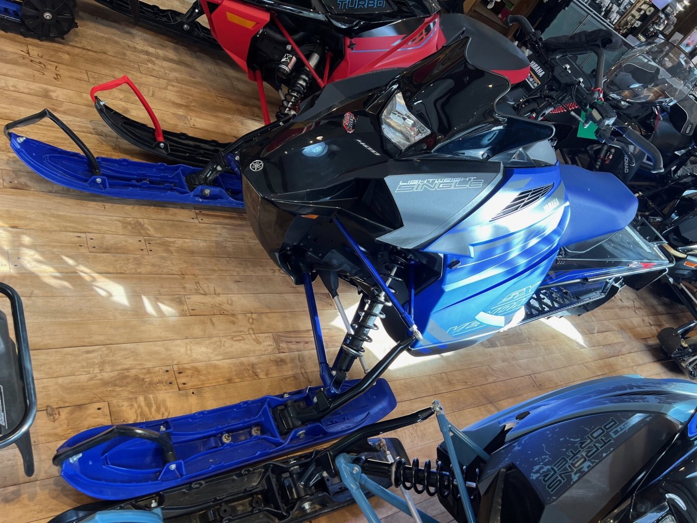 Motoneige 2023 Yamaha SXVENOM MOUNTAIN 146 Bleu Modèle Hors Piste Montagne Liquidation Finale 4X en Inventaire!