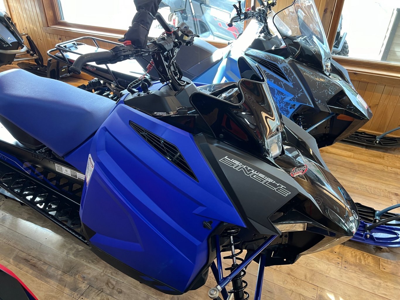 Motoneige 2023 Yamaha SXVENOM MOUNTAIN 146 Bleu Modèle Hors Piste Montagne Liquidation Finale 4X en Inventaire!