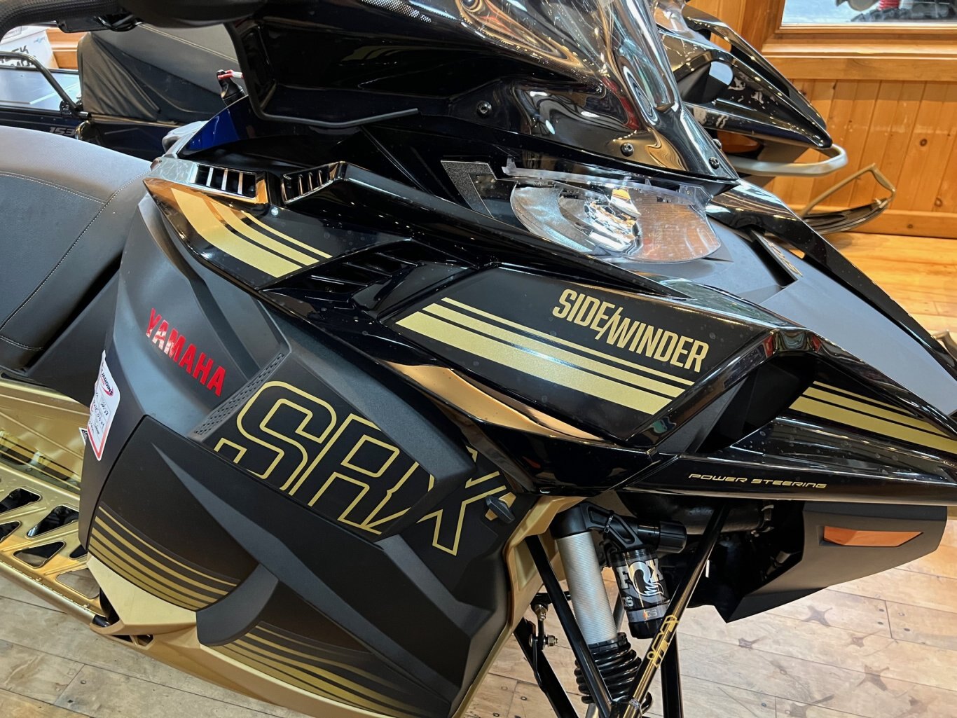 Motoneige 2024 Yamaha SIDEWINDER SRX LE EPS Gold Modèle Piste DÉMO Liquidation Finale Dernier en Inventaire!