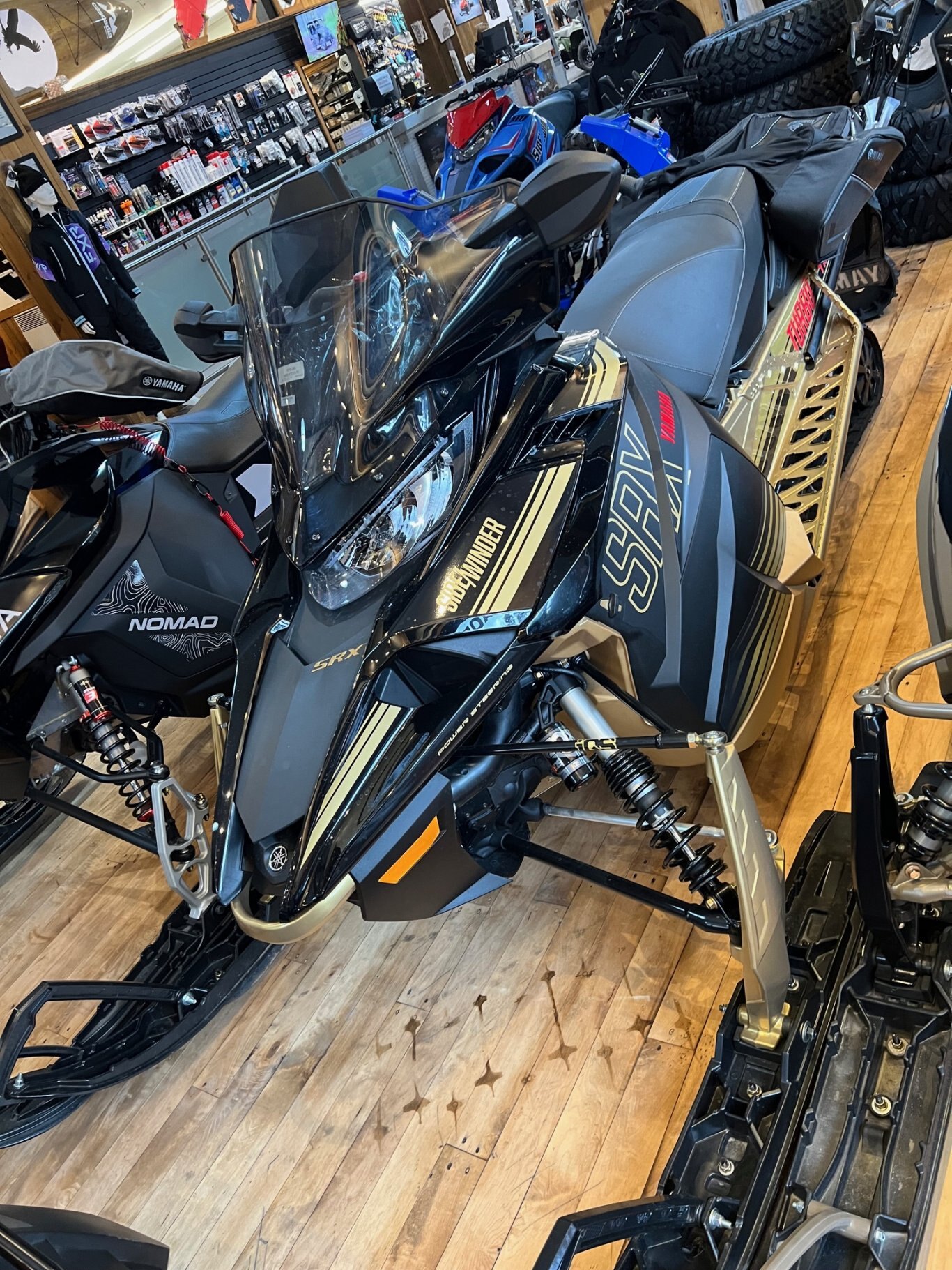 Motoneige 2024 Yamaha SIDEWINDER SRX LE EPS Gold Modèle Piste DÉMO Liquidation Finale Dernier en Inventaire!