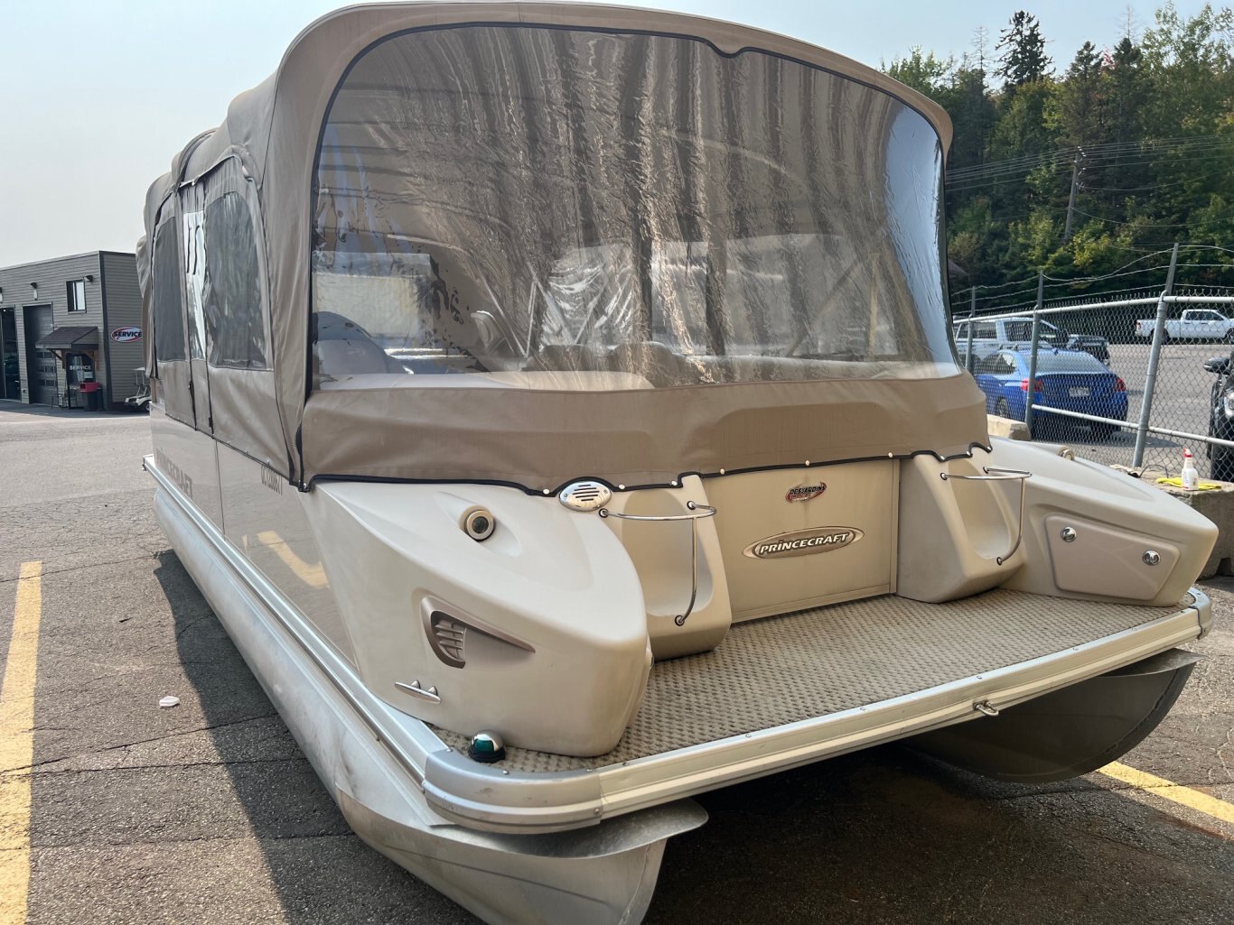 Ponton Princecraft Versaille SVX 25 2008 Beige Moteur 90hp Mercury Tout Équipé (Haut de Gamme) Toit Campeur (neuf) Évier & Système de Sons