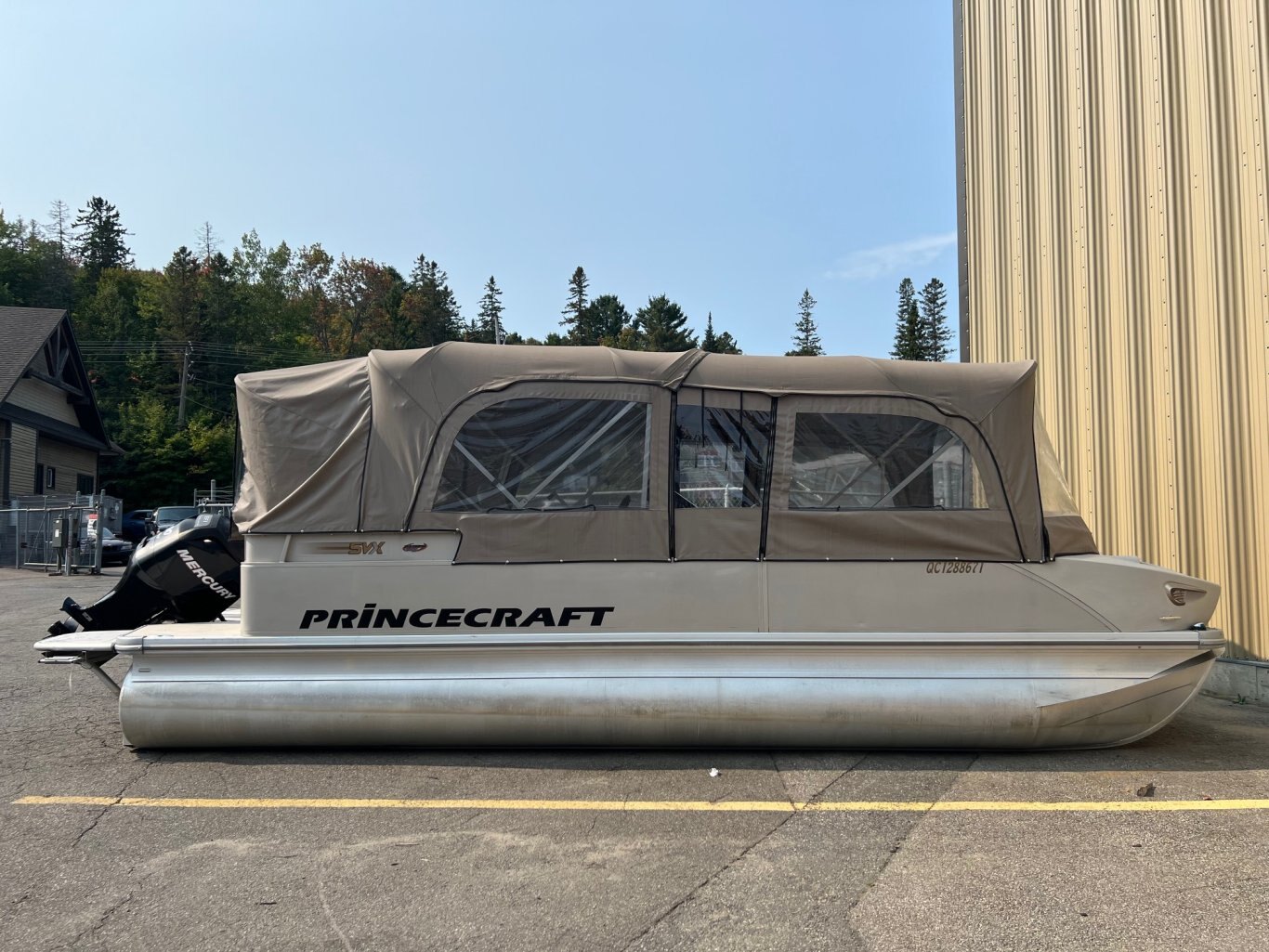 Ponton Princecraft Versaille SVX 25 2008 Beige Moteur 90hp Mercury Tout Équipé (Haut de Gamme) Toit Campeur (neuf) Évier & Système de Sons