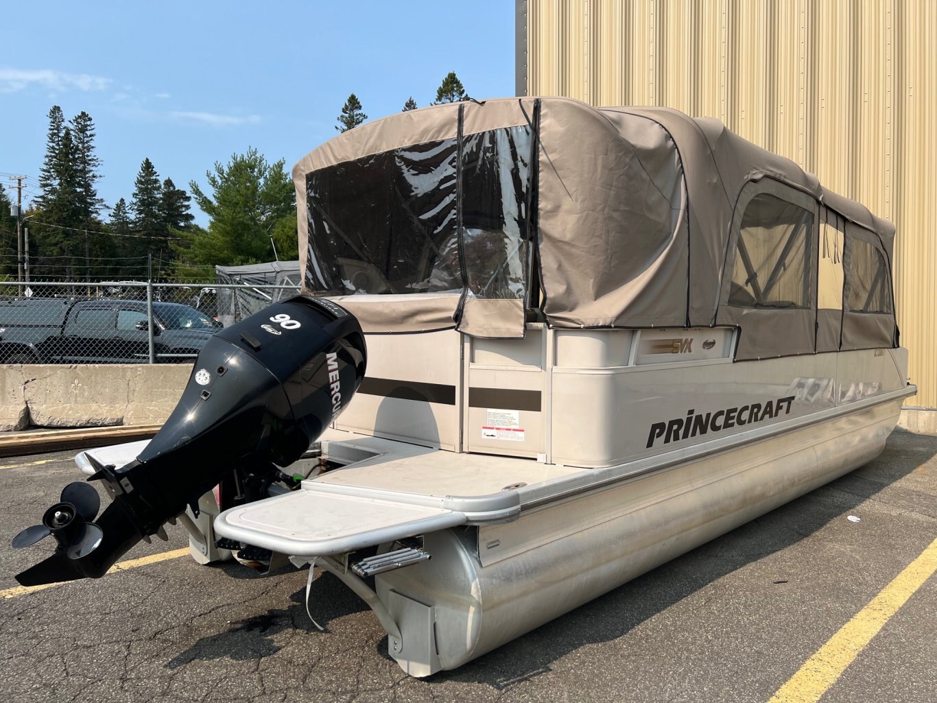 Ponton Princecraft Versaille SVX 25 2008 Beige Moteur 90hp Mercury Tout Équipé (Haut de Gamme) Toit Campeur (neuf) Évier & Système de Sons