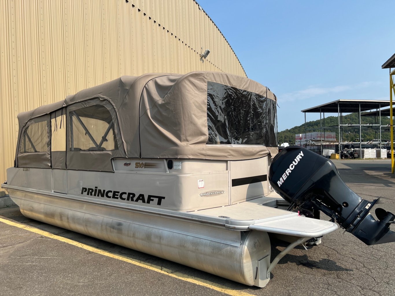 Ponton Princecraft Versaille SVX 25 2008 Beige Moteur 90hp Mercury Tout Équipé (Haut de Gamme) Toit Campeur (neuf) Évier & Système de Sons