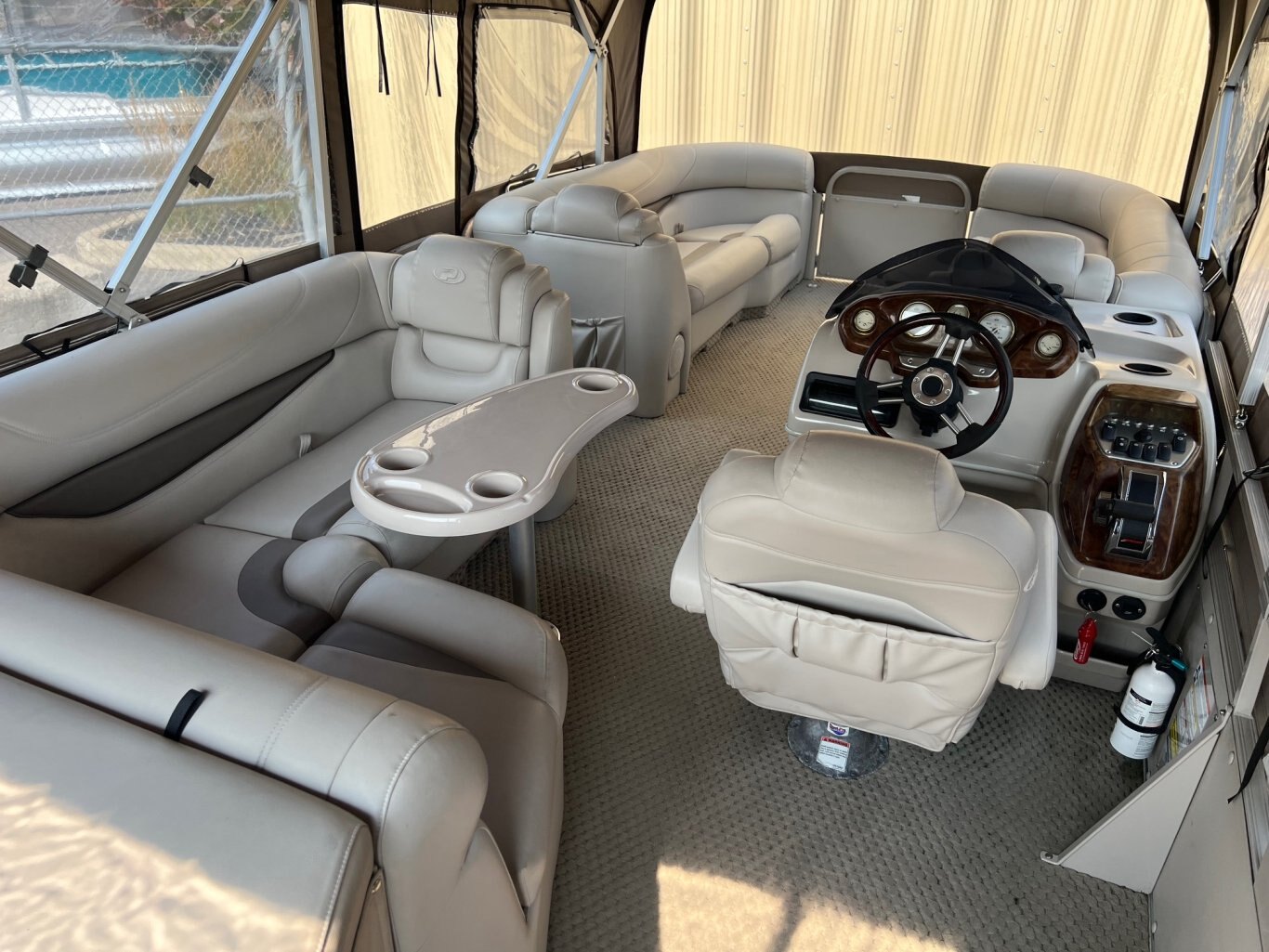 Ponton Princecraft Versaille SVX 25 2008 Beige Moteur 90hp Mercury Tout Équipé (Haut de Gamme) Toit Campeur (neuf) Évier & Système de Sons