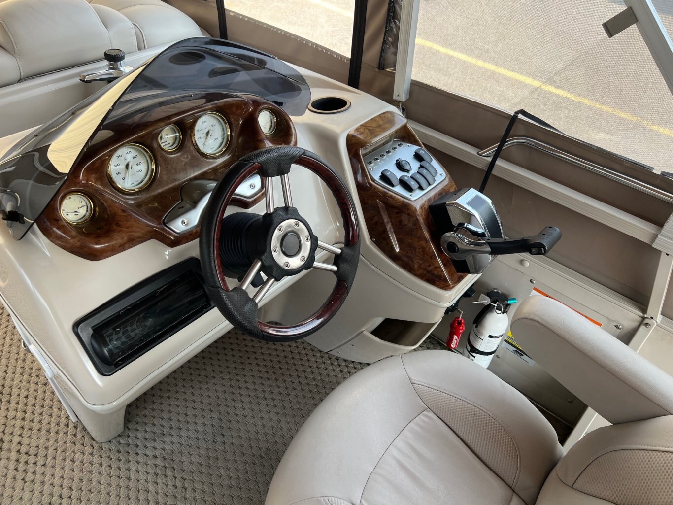 Ponton Princecraft Versaille SVX 25 2008 Beige Moteur 90hp Mercury Tout Équipé (Haut de Gamme) Toit Campeur (neuf) Évier & Système de Sons