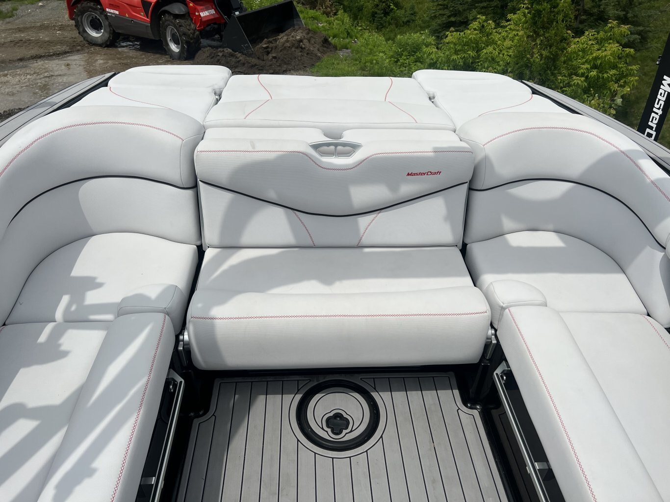 Bateau MASTERCRAFT XT22 2018 Noir sur Gris avec 105 heures Complèment Équipé pour le Wakesurf!