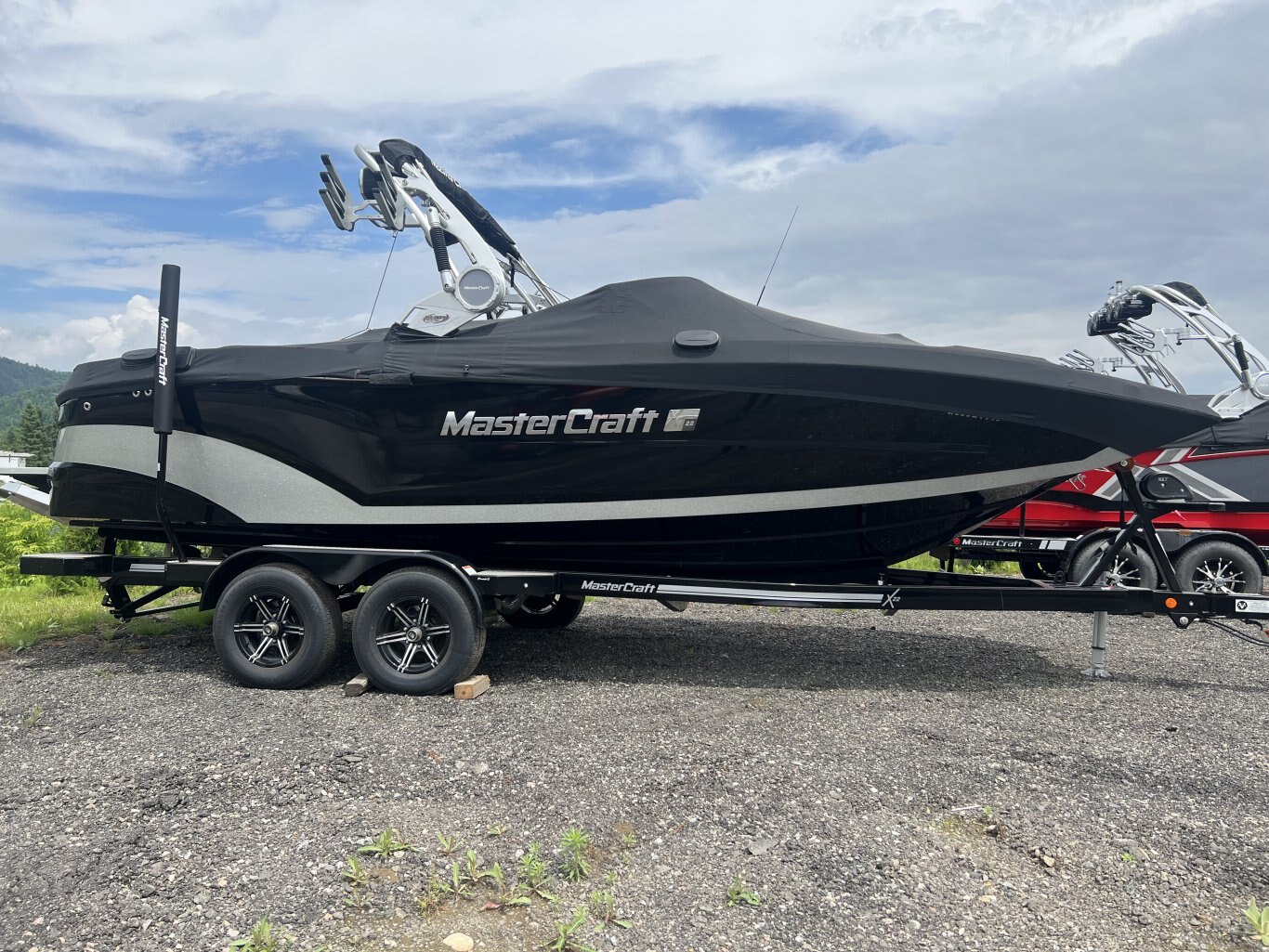 Bateau MASTERCRAFT XT22 2018 Noir sur Gris avec 105 heures Complèment Équipé pour le Wakesurf!