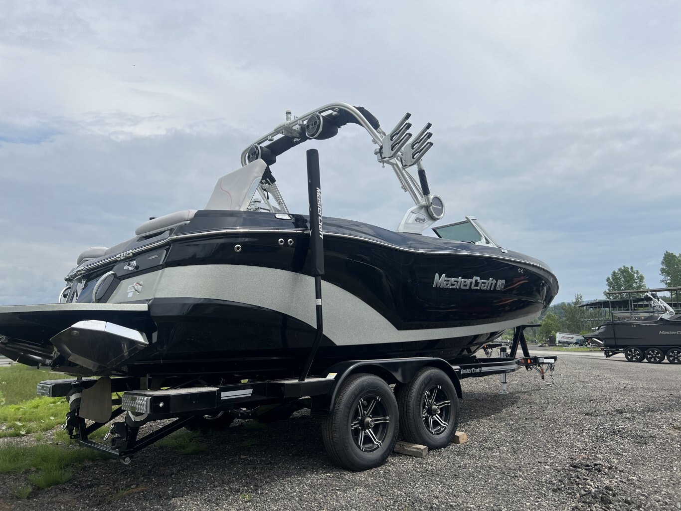 Bateau MASTERCRAFT XT22 2018 Noir sur Gris avec 105 heures Complèment Équipé pour le Wakesurf!