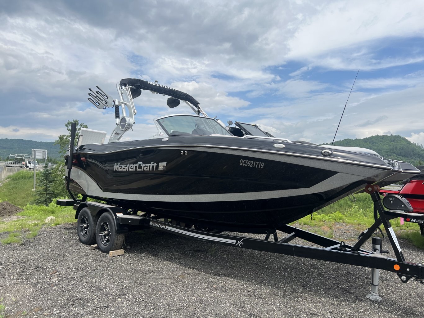 Bateau MASTERCRAFT XT22 2018 Noir sur Gris avec 105 heures Complèment Équipé pour le Wakesurf!