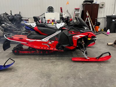 Motoneige Lynx 3500 2022 137cm Rouge & Noir Modèle Touring/Sport à ne pas manquer!