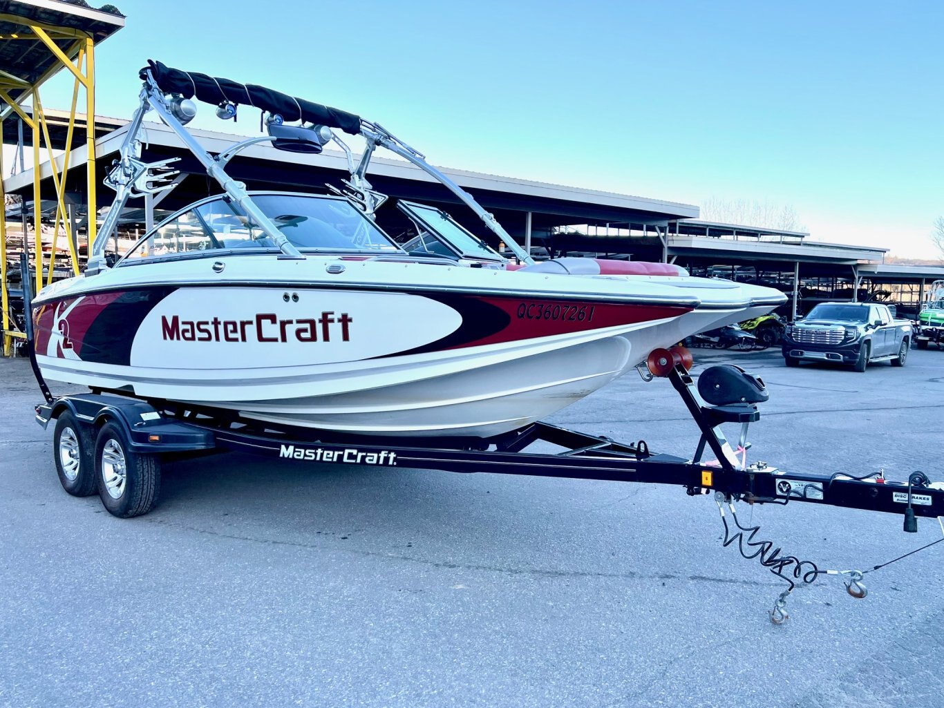 Bateau Mastercraft X2 2011 Rouge & Noir avec remoque Mastercraft Double Complètement Équipé pour le Wakesurf!