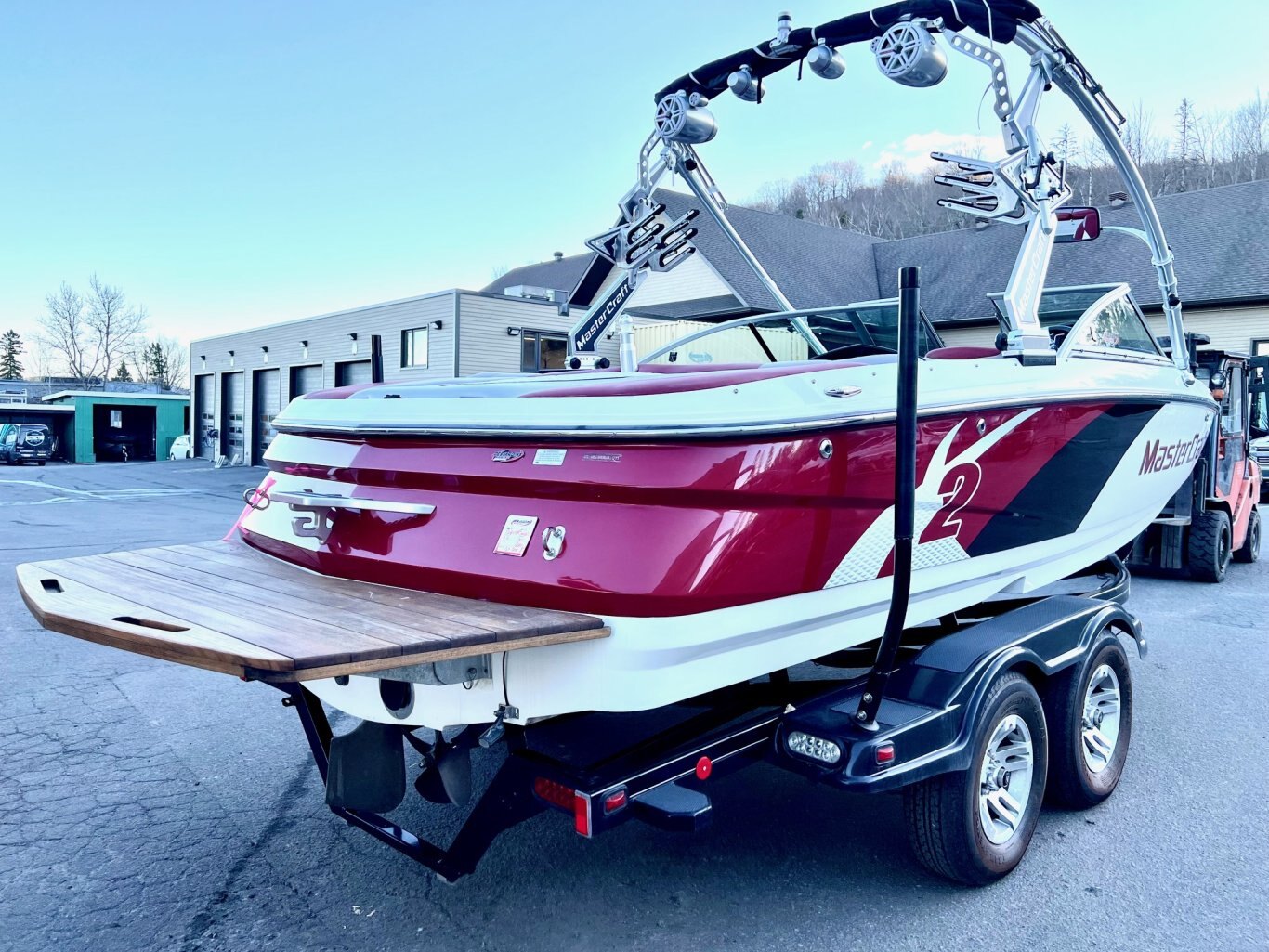 Bateau Mastercraft X2 2011 Rouge & Noir avec remoque Mastercraft Double Complètement Équipé pour le Wakesurf!