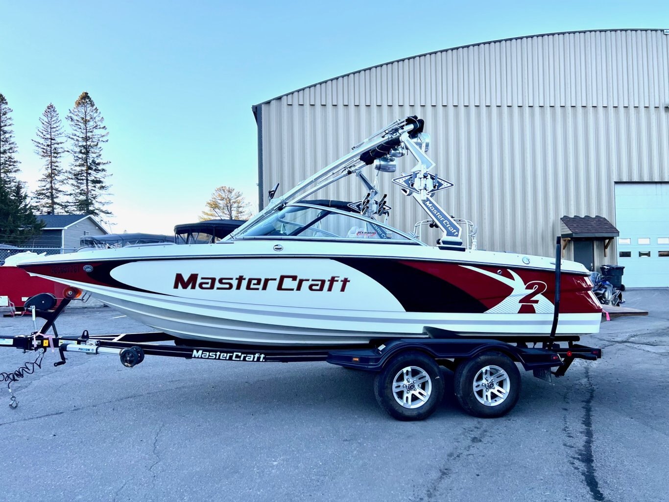 Bateau Mastercraft X2 2011 Rouge & Noir avec remoque Mastercraft Double Complètement Équipé pour le Wakesurf!