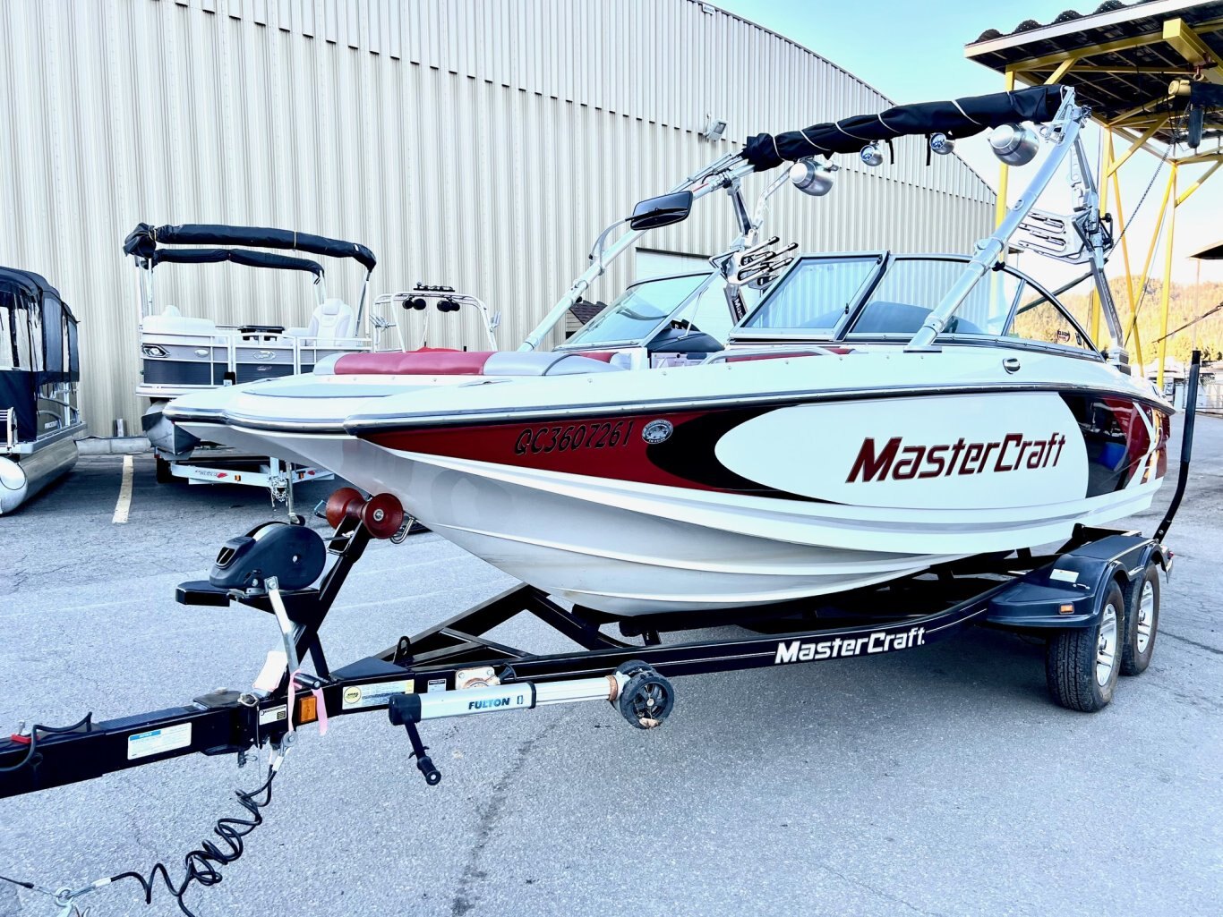 Bateau Mastercraft X2 2011 Rouge & Noir avec remoque Mastercraft Double Complètement Équipé pour le Wakesurf!