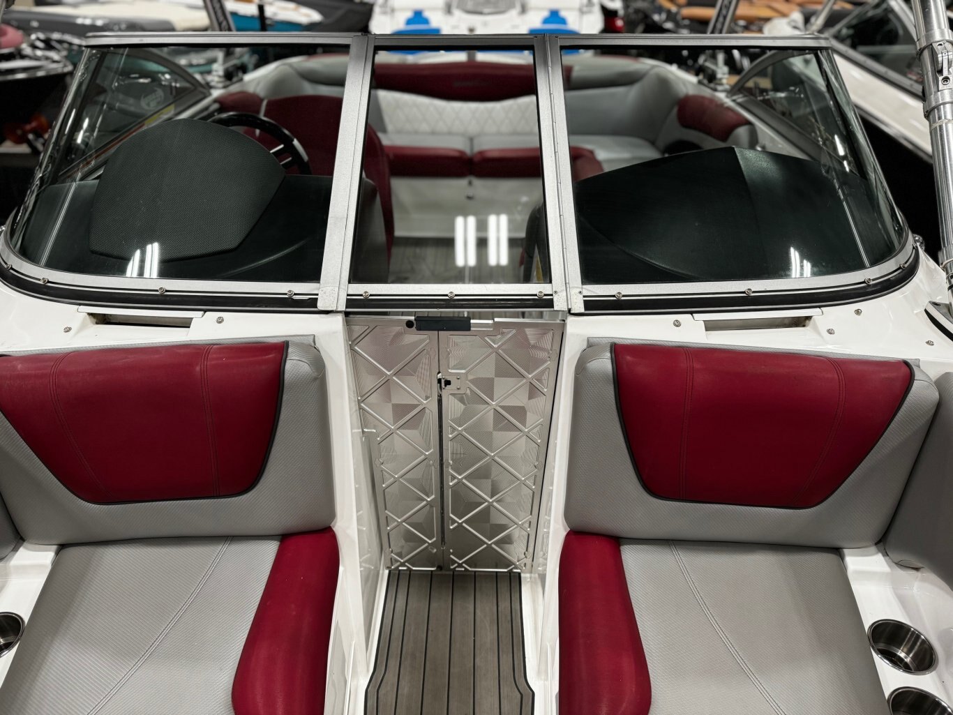 Bateau Mastercraft X2 2011 Rouge & Noir avec remoque simple galvaniser Complèment Équipé pour le Wakesurf!