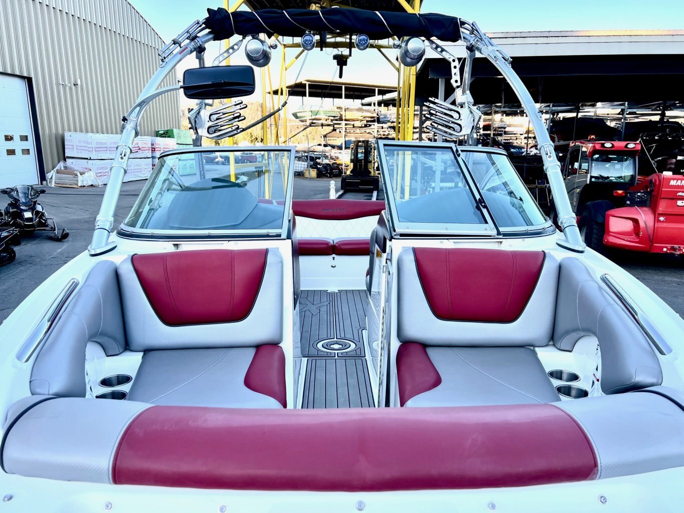 Bateau Mastercraft X2 2011 Rouge & Noir avec remoque Mastercraft Double Complètement Équipé pour le Wakesurf!