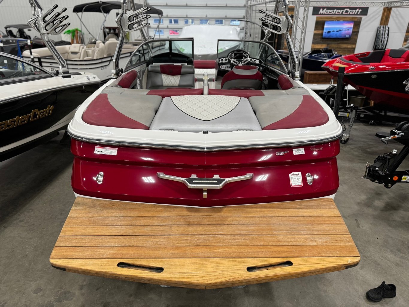 Bateau Mastercraft X2 2011 Rouge & Noir avec remoque simple galvaniser Complèment Équipé pour le Wakesurf!