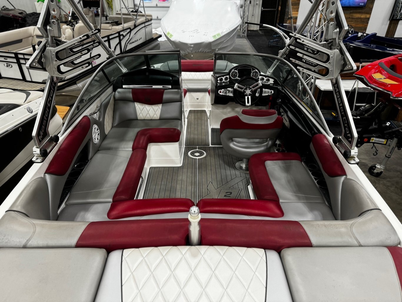 Bateau Mastercraft X2 2011 Rouge & Noir avec remoque simple galvaniser Complèment Équipé pour le Wakesurf!